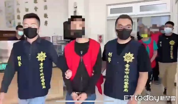 ▲台南市警五分局破獲以林姓男子為首的暴力討債集團，查扣本票及手銬、刀械及棍棒等物。（圖／記者林悅翻攝，下同）