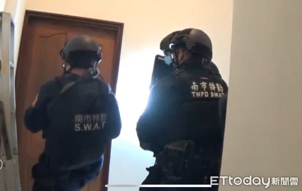 ▲台南市警五分局破獲以林姓男子為首的暴力討債集團，查扣本票及手銬、刀械及棍棒等物。（圖／記者林悅翻攝，下同）