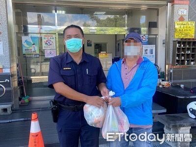 ▲里港警分局霧臺分駐所所長程復國及警員徐振平助原鄉弱勢家庭             。（圖／記者陳崑福翻攝，下同）