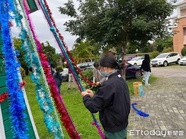 ▲馬蘭榮家與台東大學幼教系合辦職場環境初體驗課程，幼教系學生至馬蘭榮家，為長者佈置溫馨祥和。（圖／記者楊漢聲翻攝）