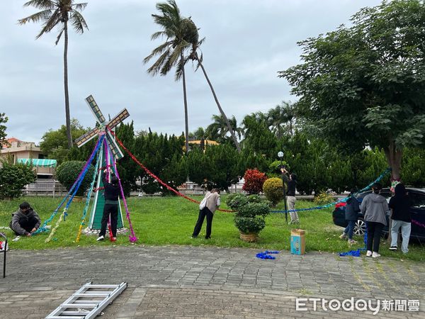 ▲馬蘭榮家與台東大學幼教系合辦職場環境初體驗課程，幼教系學生至馬蘭榮家，為長者佈置溫馨祥和。（圖／記者楊漢聲翻攝）