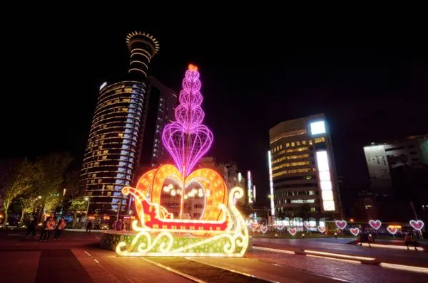 ▲▼      最浪漫約會美景一次收齊！台中耶誕嘉年華絕美水舞IG打卡必拍　「心花朵朵」旋轉耶誕樹夢幻爆棚       。（圖／記者廖明慧攝）