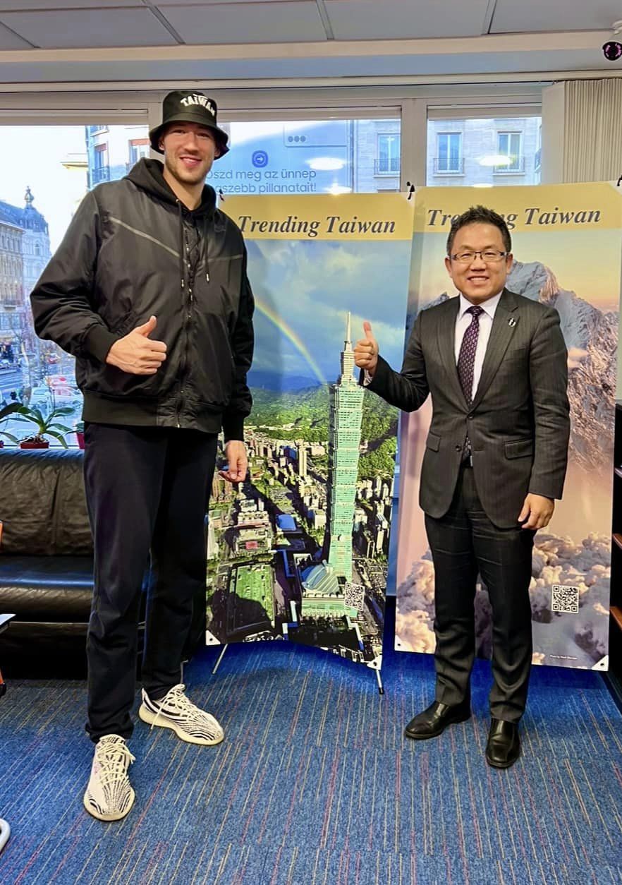 駐匈牙利代表劉世忠預告，烏克蘭魔獸將前往台灣。（圖／翻攝自Facebook／劉世忠）