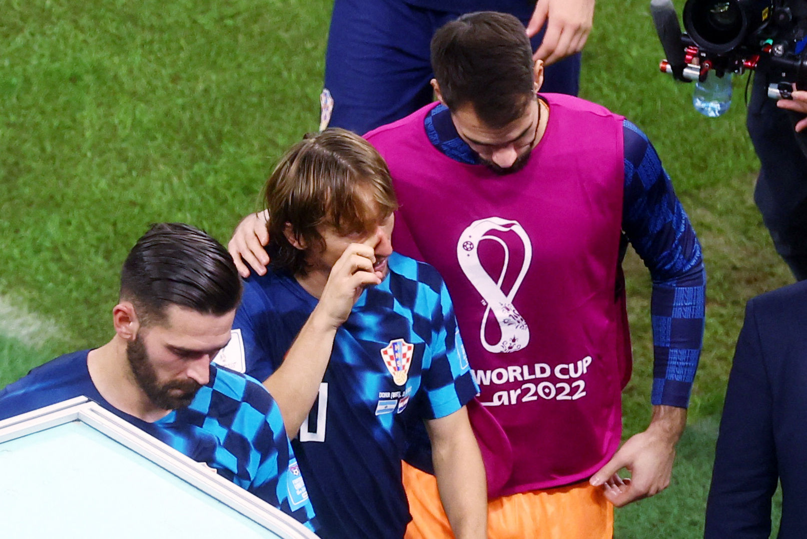 ▲▼克羅埃西亞輸球，37歲老將「魔笛」莫德里奇（Luka Modric）難過落淚，梅西（Lionel Messi)上前擁抱。（圖／路透）