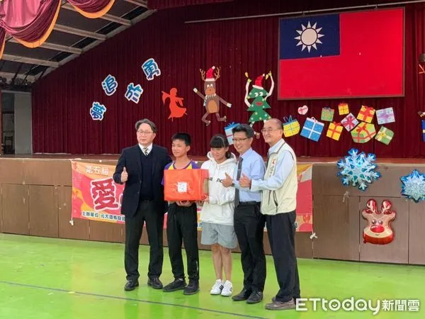 ▲元大投信辦理「愛心送鞋盒」活動，於聖誕節前夕將裝滿學用品的愛心鞋盒，送至13所偏鄉學校，給共465位弱勢孩童，由教育局副局長吳國珉代表接受捐贈。（圖／記者林悅翻攝，下同）