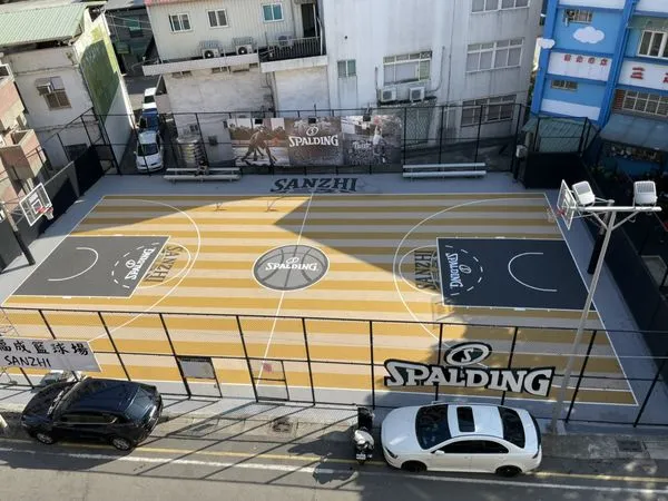 ▲新北24處運動場地升級 藝術家、SPALDING打造國際球場。（圖／新北市民政局提供）