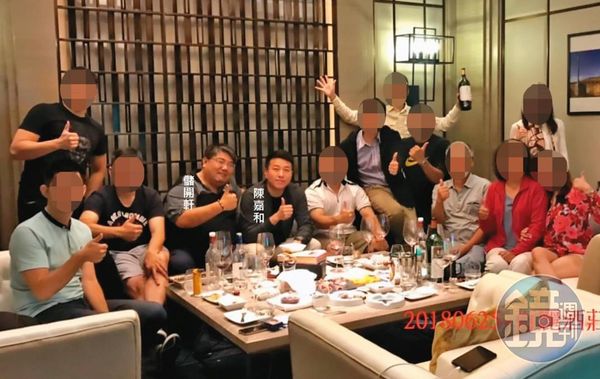 儲開軒2018年曾與台灣投資人赴香港百麗酒莊，與陳嘉和品喝紅酒暢談發財計畫。（讀者提供）