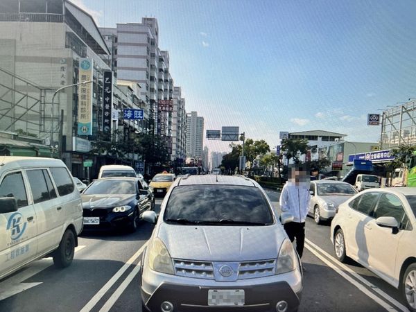 ▲▼他開車鬼切遭後車撞！氣噗噗要理論竟忘打P檔　狼狽追車畫面曝。（圖／記者賴文萱翻攝）