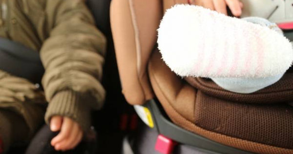 兒童安全座椅很重要，但是穿羽絨衣卻會讓保護作用失效。（示意圖／翻攝自photoAC）