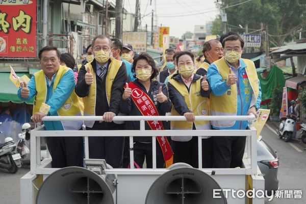 ▲▼花蓮縣長徐榛蔚會同多位黨內大咖遠赴嘉義力挺黃敏惠，沿街拜票爭取支持。（圖／國民黨花蓮縣黨部提供，下同）