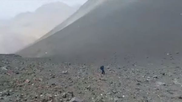 ▲▼智利一群登山客行經火山口附近時，火山突然爆發，險些逃生不及。（圖／翻攝自YouTube）