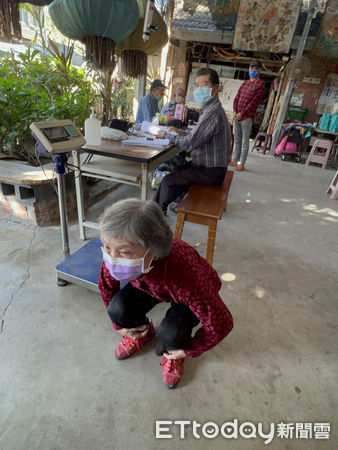 ▲台大雲林分院復健部專業物理治療師團隊，為麻園社區的長輩們開設「銀髮好活力運動課程」，訓練長者們的肌力。（圖／記者蔡佩旻翻攝）