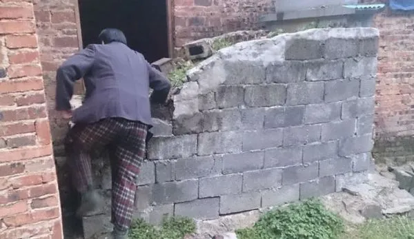 ▲陶姓男子老家被一座「空墳」堵門，一堵就是9年。（圖／翻攝華商報）