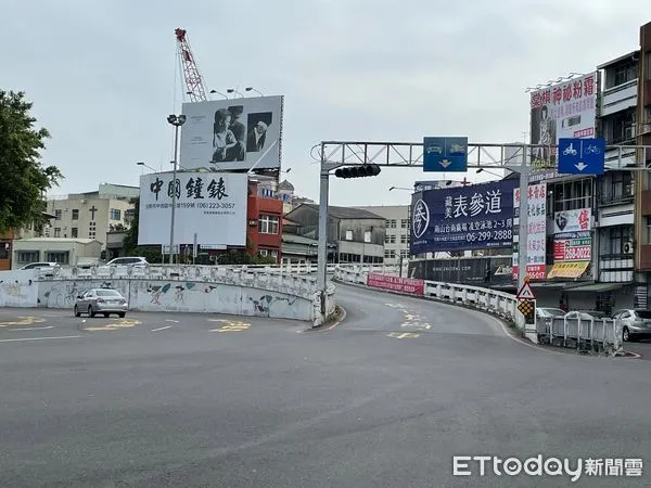 ▲台南市區鐵路地下化工程目前已進入尾聲階段，考量開元陸橋封閉拆除後交通將中斷長達2年，市府與交通部多次研商，原訂開元陸橋12月15日施工拆除作業暫緩。（圖／記者林悅翻攝，下同）