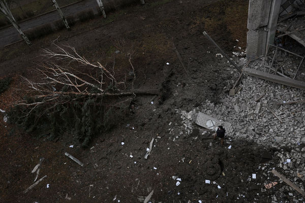 ▲▼ 在烏克蘭克拉馬托爾斯克（Kramatorsk），一名男子在近期遭受飛彈襲擊毀損的大學外院子拍照。。（圖／路透）
