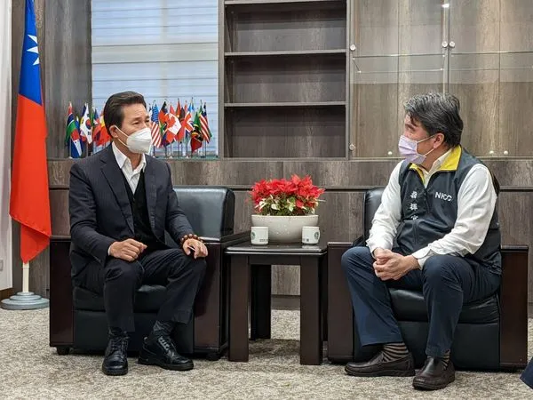 ▲▼王必勝邀請金門縣長當選人陳福海來指揮中心討論金門防疫相關議題。（圖／翻攝自王必勝臉書）