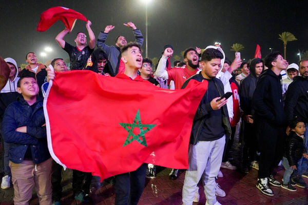 ▲▼利比亞首都的黎玻里（Tripoli）球迷10日聚集在廣場上舉著摩洛哥國旗，幫唯一踢進世足4強的阿拉伯國家球隊加油。（圖／路透）