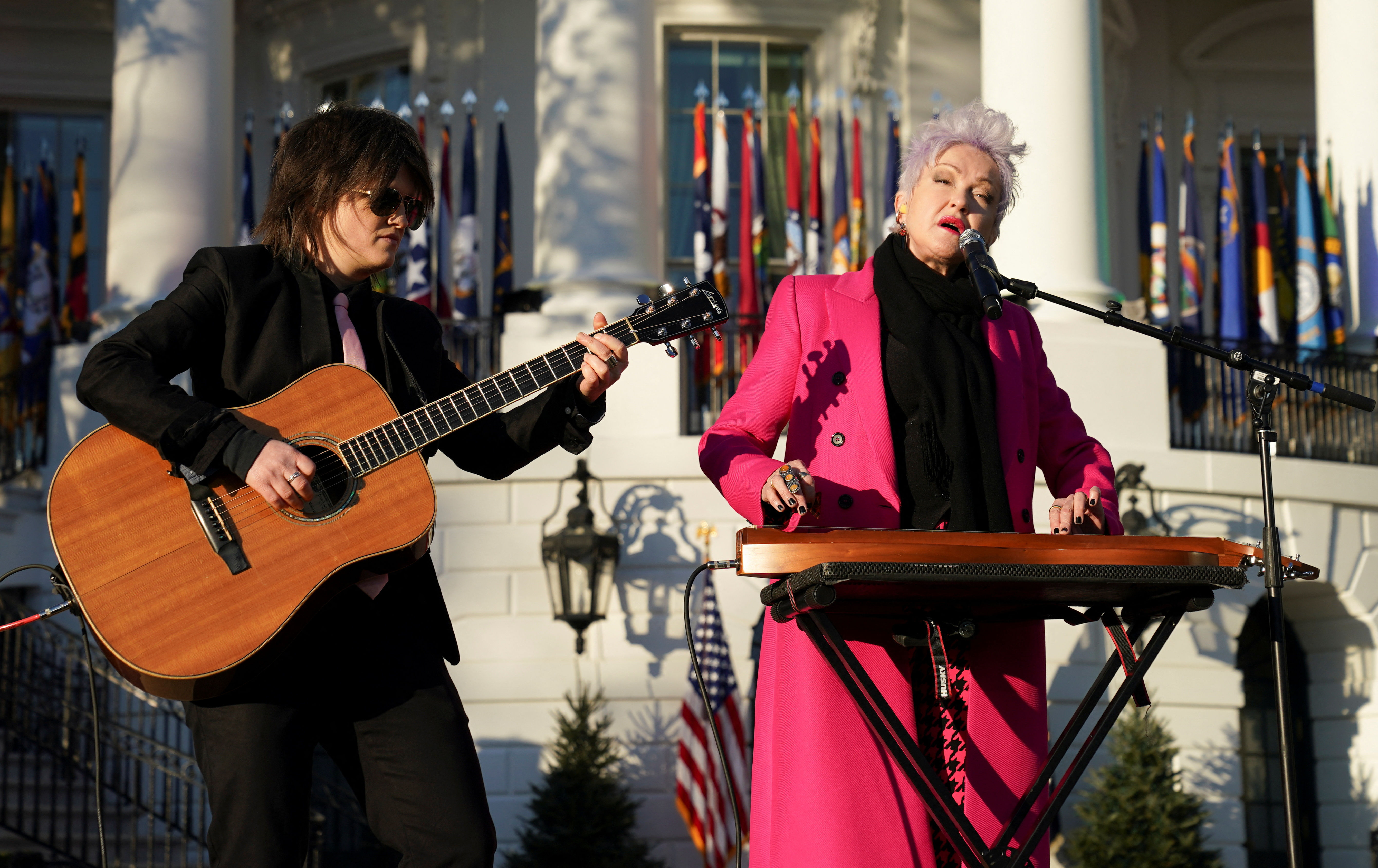 ▲▼辛蒂露波（Cyndi Lauper）在白宮前演唱。（圖／路透）