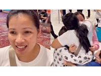 外傭6年沒回家！霸氣雇主「替她全家買機票」接來過聖誕　母子機場團圓哭一片