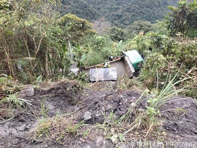 花蓮瑞穗林道「砂石車墜10m邊坡」！車體嚴重變形　2工人擠壓慘死