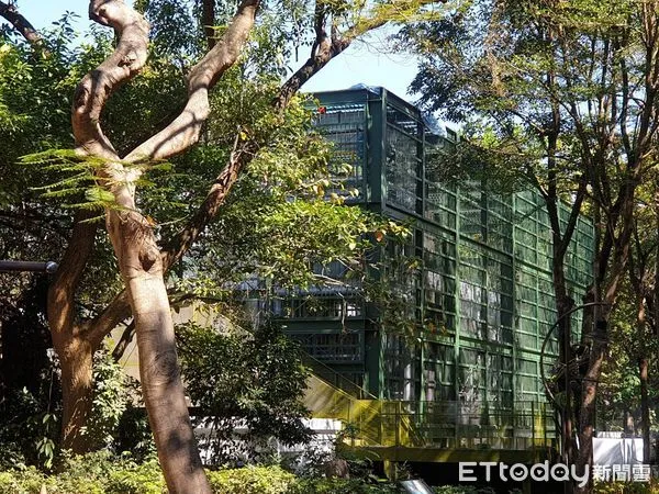 ▲壽山動物園黑猩猩鐵籠區。（圖／記者許宥孺翻攝）