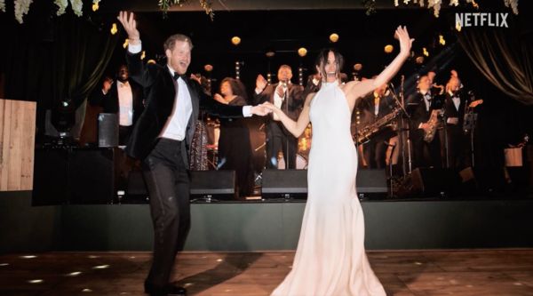 Netflix早前釋出哈利王子與梅根結婚時的舞會照。（翻攝Netflix）