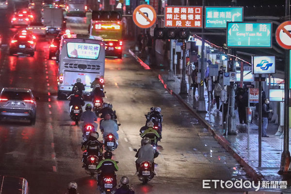 ▲忠孝西路開放機車夜間通行。（圖／記者林敬旻攝）