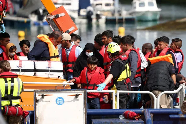 ▲▼載有50人的移民船載英吉利海峽翻覆，圖為獲救的生還者。（圖／路透）