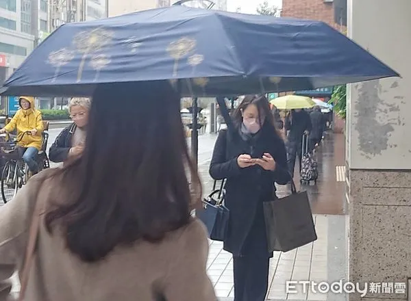 ▲▼天氣 寒流 低溫 下雨 濕冷 冬衣。（圖／記者屠惠剛攝）