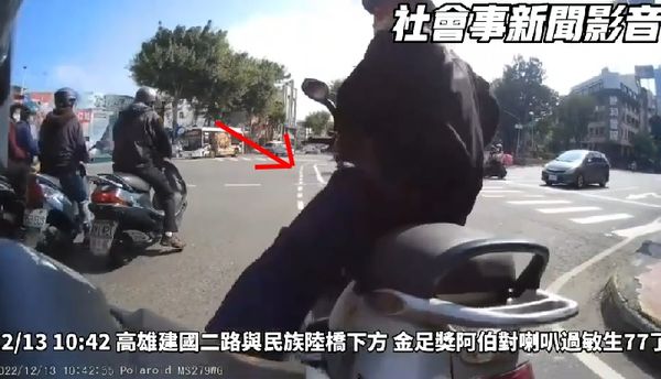 ▲高雄2騎士發生行車糾紛，蘇男狠踹機車。（圖／翻攝自社會事新聞影音）