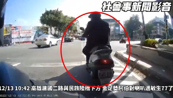 ▲高雄2騎士發生行車糾紛，蘇男狠踹機車。（圖／翻攝自社會事新聞影音）