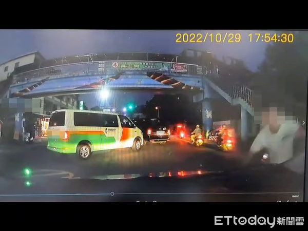 ▲1台轎車與其他2台廂型車發生行車糾紛，2名廂型車駕駛於路中攔車。（圖／記者高堂堯翻攝）