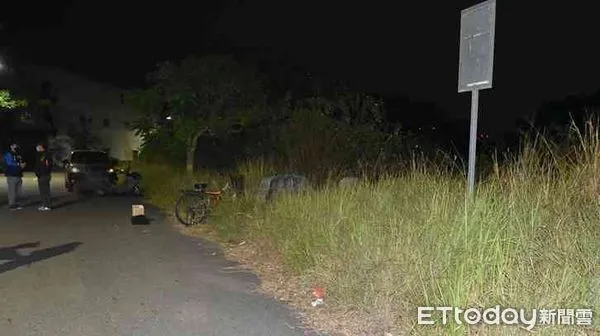 ▲台南市南區火化場附近驚傳命案，80多歲男子陳屍該處，腹部還插了一把刀，惟警方派員封鎖現場勘查蒐證。（圖／民眾提供）