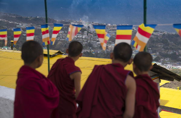 ▲▼西藏精神領袖達賴喇嘛曾於2017年造訪印度東北部阿魯納查邦達旺一座寺廟，當地僧侶一睹風采。（圖／達志影像／美聯社）