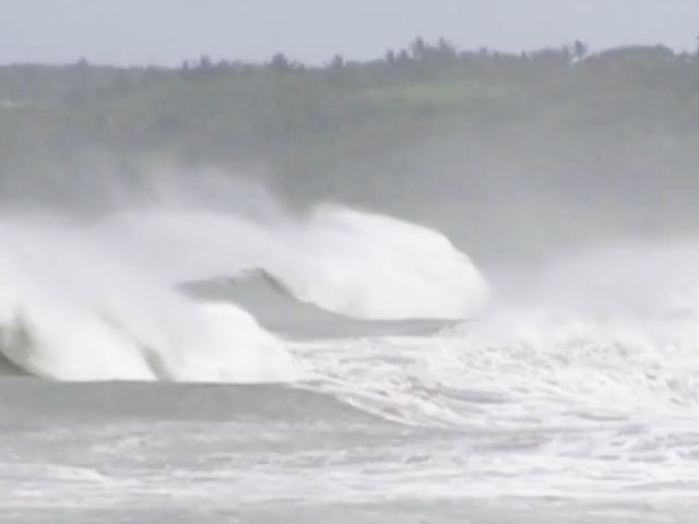 麥德姆颱風暴風圈觸台東，蘭嶼17級風、台東浪高。