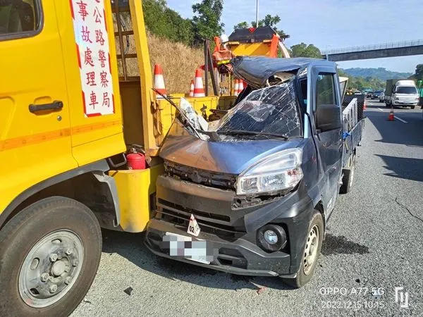 ▲▼ 國10死亡車禍！小貨車猛撞緩撞車「一半車身消失」，副駕乘客慘死。（圖／記者賴文萱翻攝）