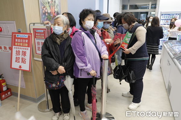 ▲▼東森集團費時半年耗資上億精心打造的中和新地標「東森廣場」12/15正式對外公開營業，東森集團總裁王令麟及新北市長侯友宜共同為東森廣場剪綵。（圖／記者湯興漢攝）