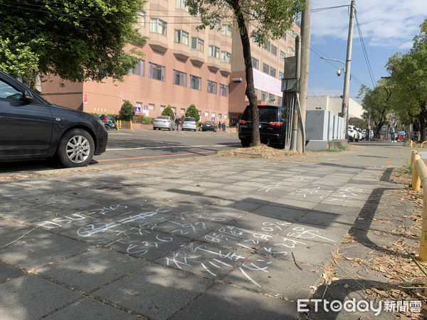 ▲斗六市埤口路滿地神秘密碼，交通隊表示，2週以來共拖吊61輛機、踏車。（圖／記者蔡佩旻攝）