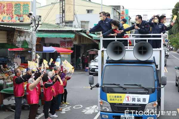 ▲▼  黃敏惠邀朱立倫車隊掃街  。（圖／記者翁伊森翻攝）