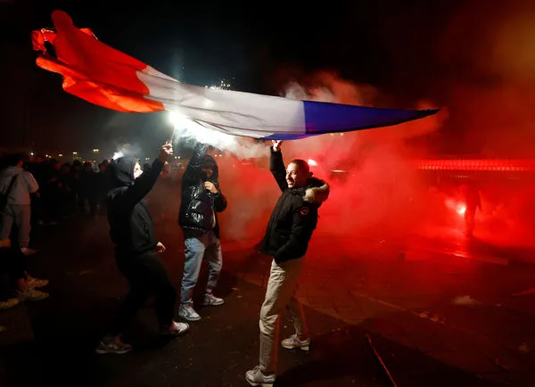 ▲▼法國民眾慶祝踢贏摩洛哥Fans gather in Paris for France v Morocco。（圖／路透）