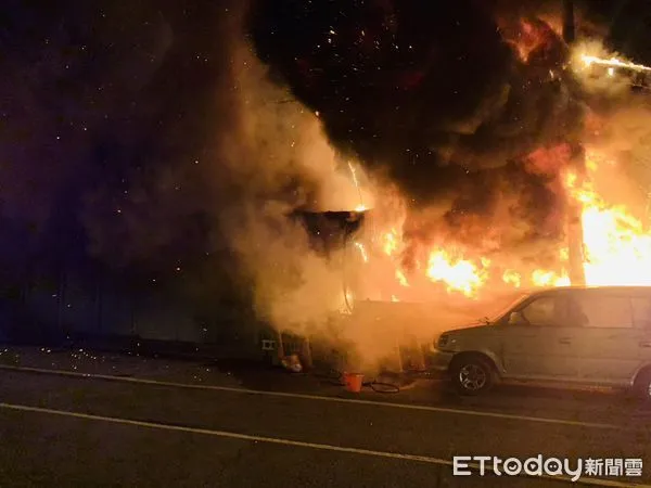 ▲▼苗栗通霄發生民宅火警無人員傷亡，清查火場發現燒死２條臭青母蛇。（圖／記者蔡文淵翻攝）