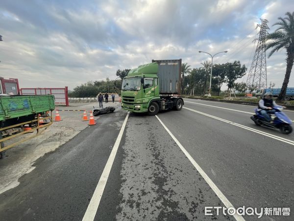 ▲屏東市建國路16日早上發生曳引車與機車車禍             。（圖／記者陳崑福翻攝，下同）