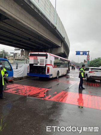 ▲▼ 板橋波麗士大人推5公噸公車，成功化解上班族打卡危機 。（圖／警方提供）