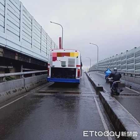 ▲▼ 板橋波麗士大人推5公噸公車，成功化解上班族打卡危機 。（圖／警方提供）