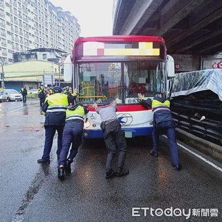 ▲▼ 板橋波麗士大人推5公噸公車，成功化解上班族打卡危機 。（圖／警方提供）