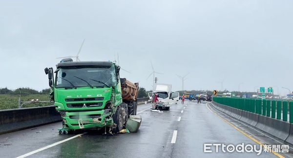 ▲台61線桃園市觀音段今（16）日上午發生連環車禍，現場一片狼藉。（圖／記者沈繼昌翻攝）