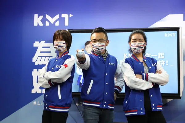 ▲延續今年全代會棒球意象，國民黨今再推出融入傳統中華棒球隊外套設計理念的KMT棒球外套，黨文傳會主委洪孟楷說，販售所得將挹注黨務經費。（圖／國民黨提供）