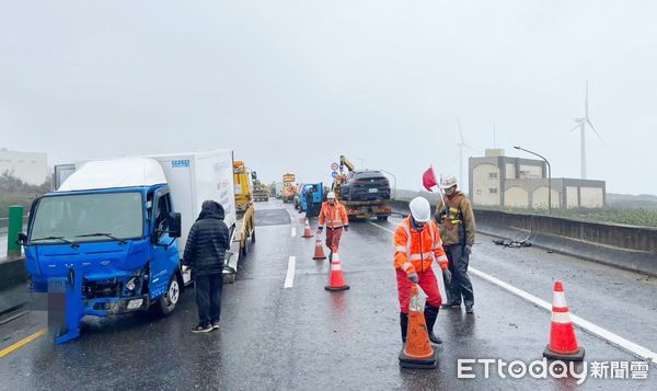 ▲台61線桃園市觀音段今天上午發生連環車禍，警方與工程人員在現場處理。（圖／記者沈繼昌翻攝）