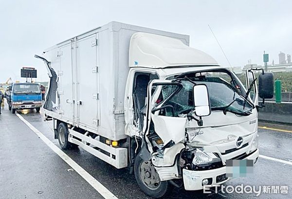 ▲台61線桃園市觀音段今天上午發生連環車禍，小貨車嚴重受損。（圖／記者沈繼昌翻攝）