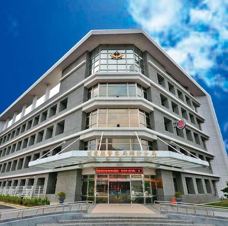 17年前，苗栗縣警局頭份分局（圖）偵辦分屍案，過程曲折離奇。（翻攝頭份分局臉書）